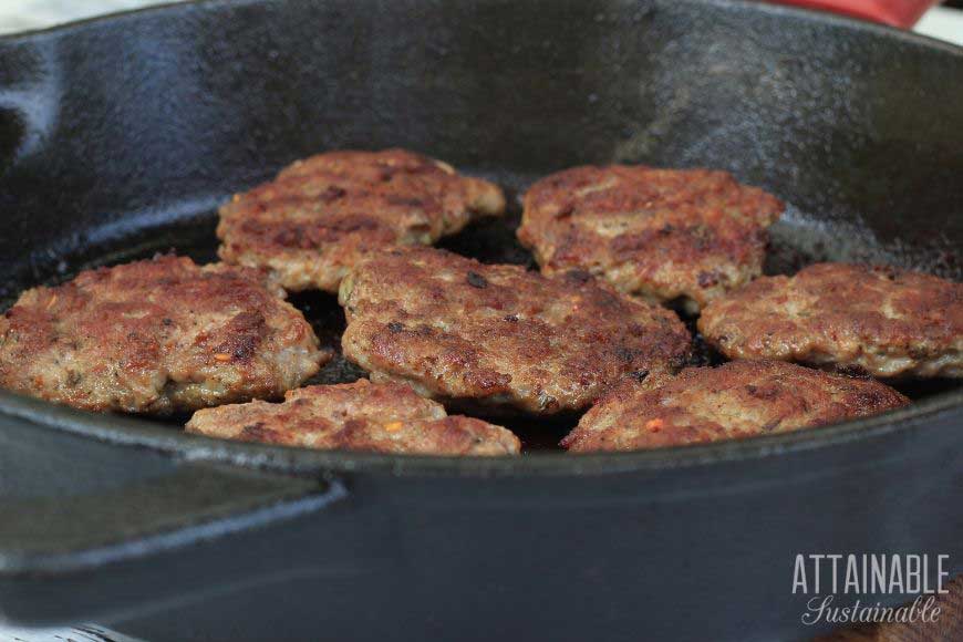 把肉饼放在铸铁平底锅里