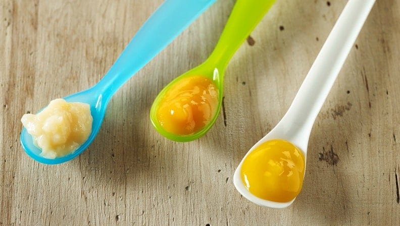 三个塑料匙子用婴儿食品