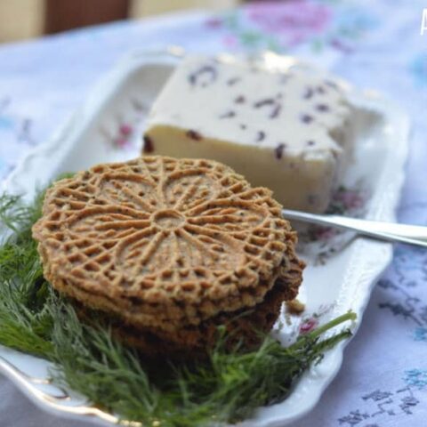 披萨食谱制作和镀在一个花盘奶酪