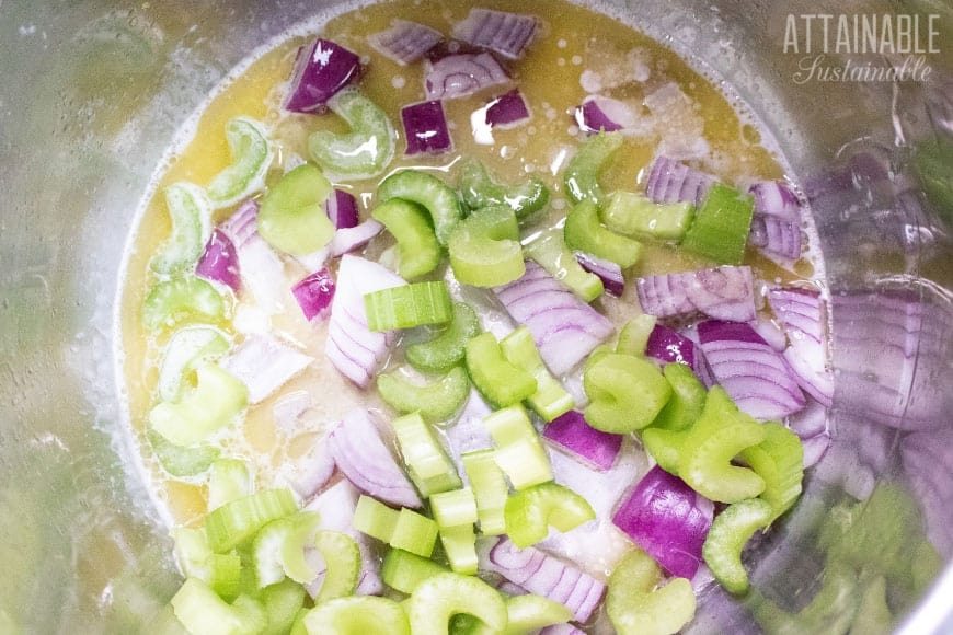 红洋葱和芹菜在黄油从上面烹饪